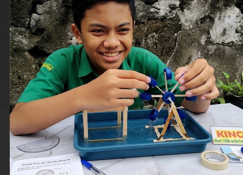 Siswa SMP menunjukkan hasil uji coba proyek kincir air mini PLTA